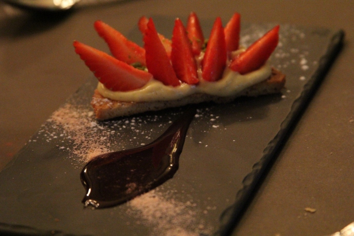Shortbread with strawberries, mascarpone cream with vanilla and spicy wine